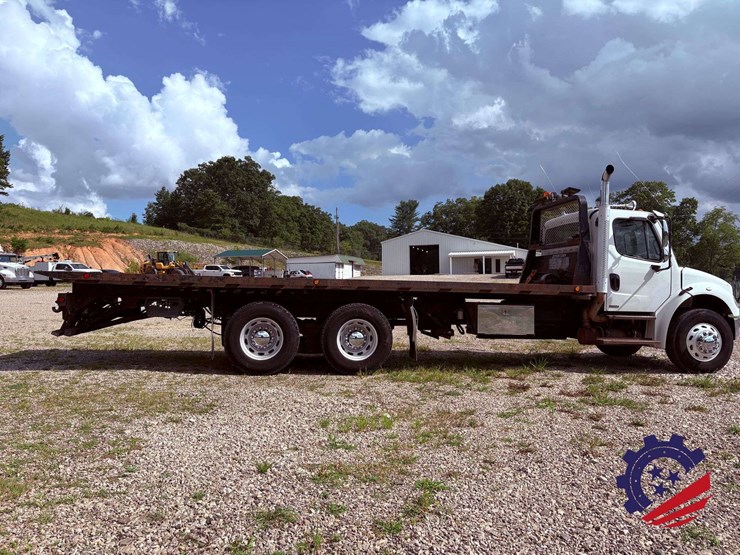 2006-freightliner-m2-106-image-6