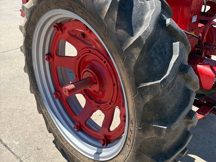 farmall-400-tractor-image-5