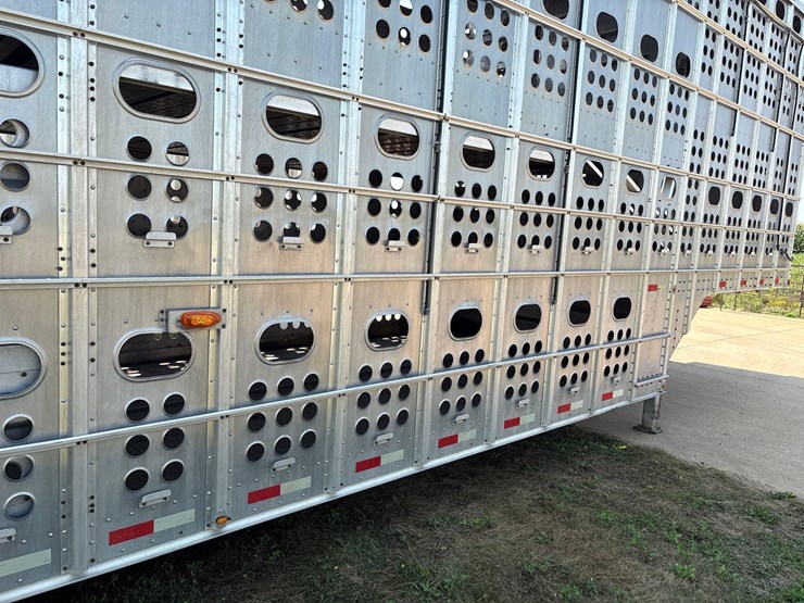 2016-merrit-102"-x-48ft-semi-livestock-trailer-image-13