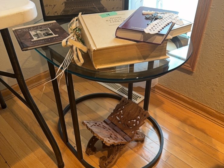 three-piece-matching-end-table-set,-one-is-oval,-one-small-round,-one-large-round.--nice-set.-image-5