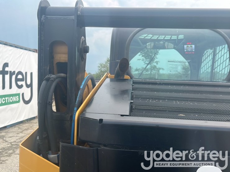 2019-caterpillar-242d-image-32