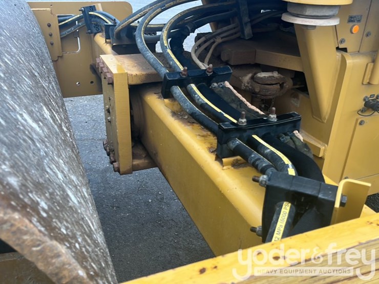 2016-caterpillar-cs56b-image-15