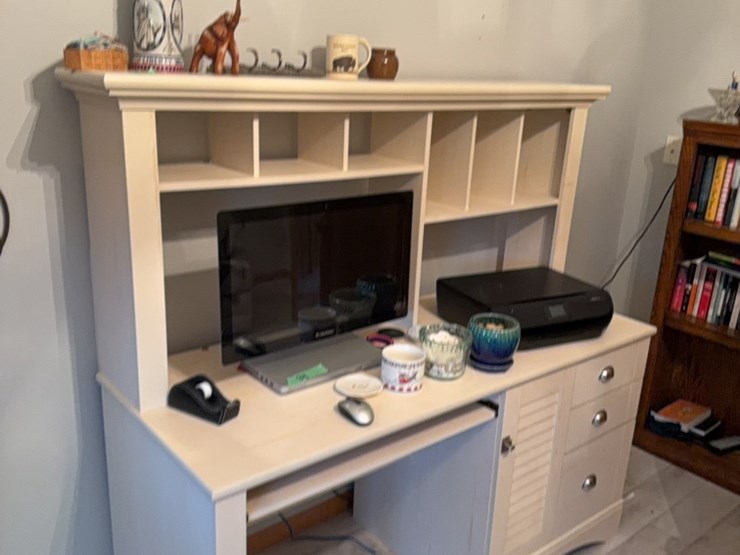 large-office-desk,-nice-shape,-modern-color-image-7