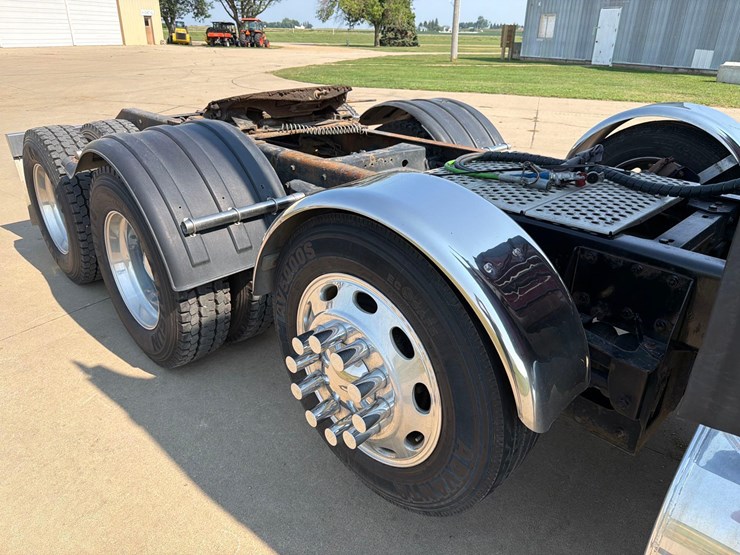 2010-kenworth-t660-image-24