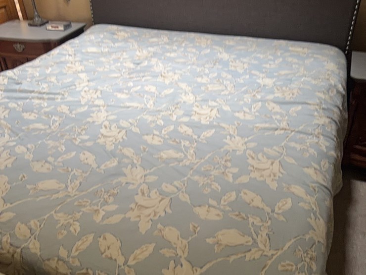 king-size-bed,-with-boxspring-and-mattress-image-4