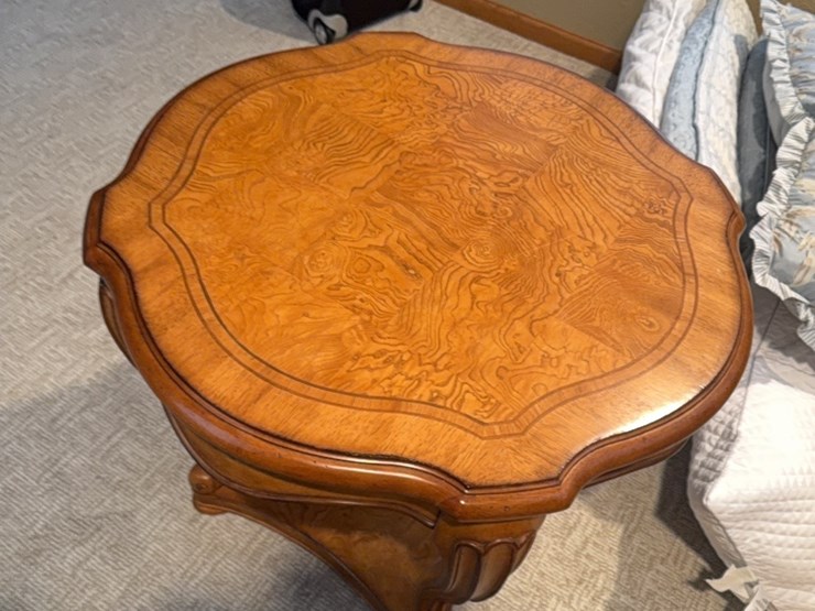 end-table,-nice-shape-image-11