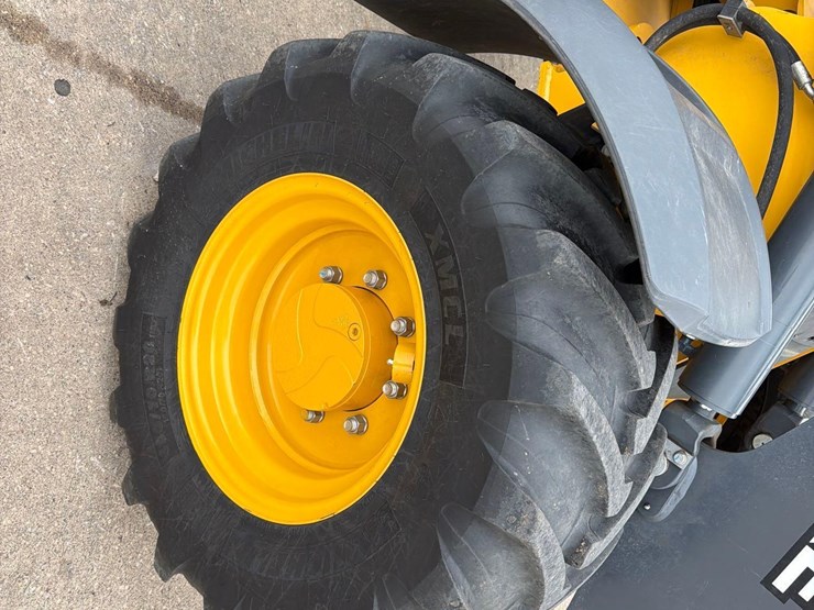 2021-deere-324l-image-18