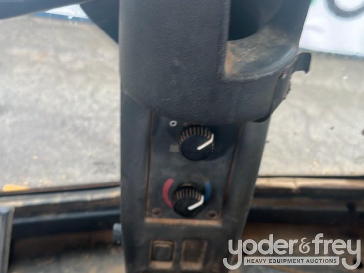 2014-deere-624k-image-44