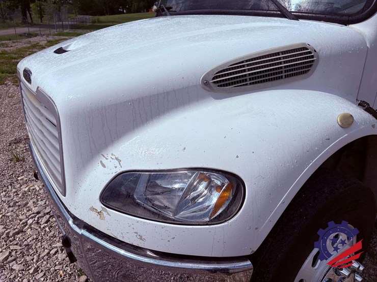 2006-freightliner-m2-106-image-9