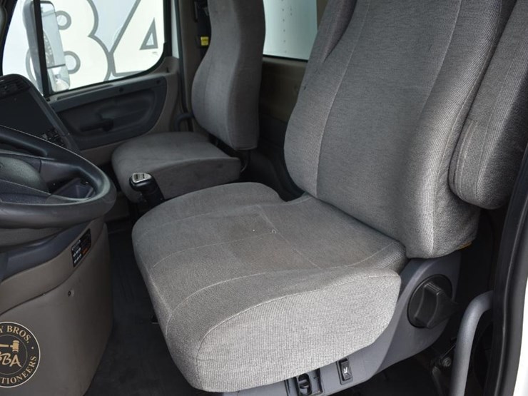 2011-freightliner-cascadia-113-image-42