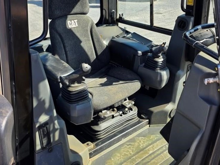 2020-caterpillar-d5k2-lgp-image-57