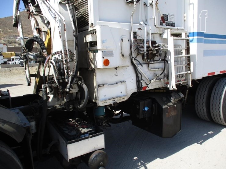2010-peterbilt-320-image-21