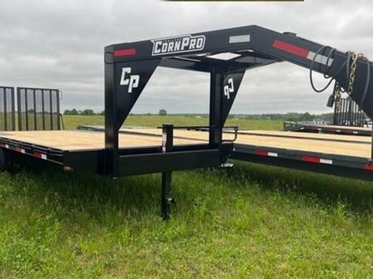 2023-cornpro-20+4-gooseneck-flatbed-image-1