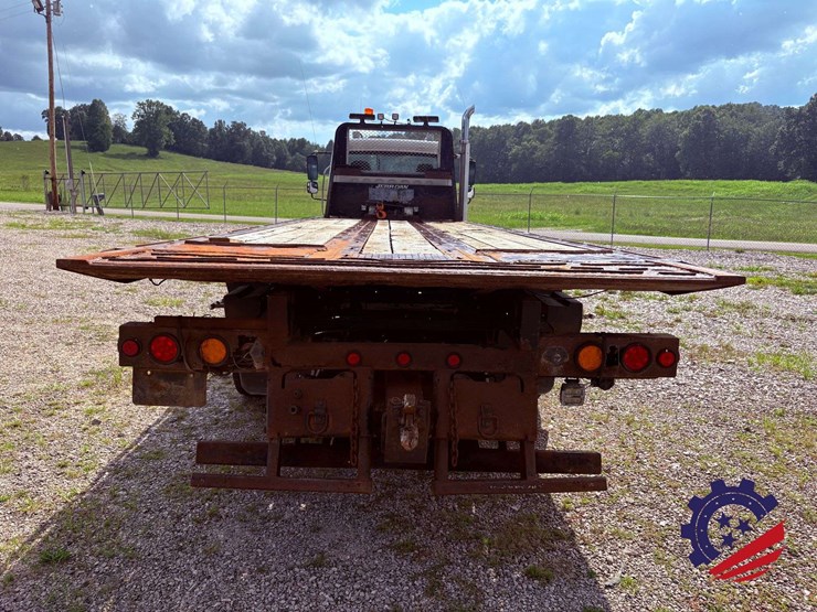 2006-freightliner-m2-106-image-4