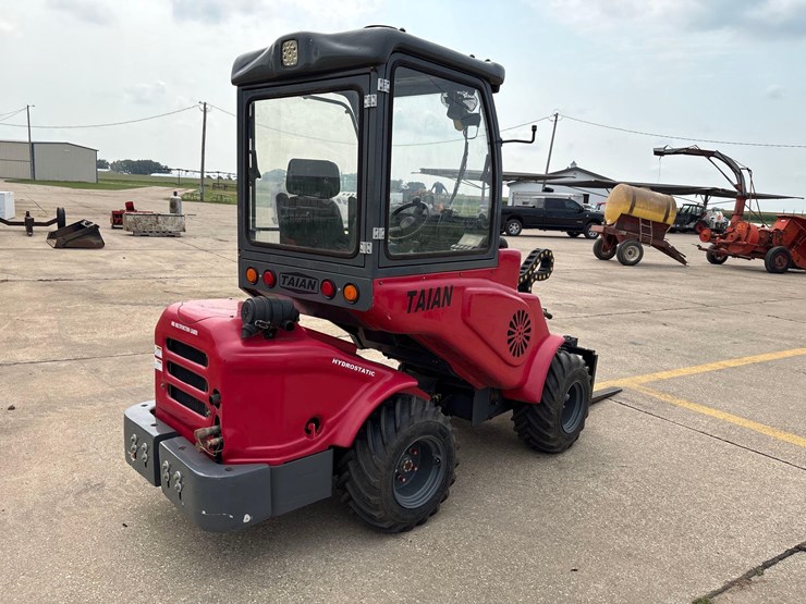 2015-taian-dy480-4wd-multifunction-mini-wheel-loader-image-2