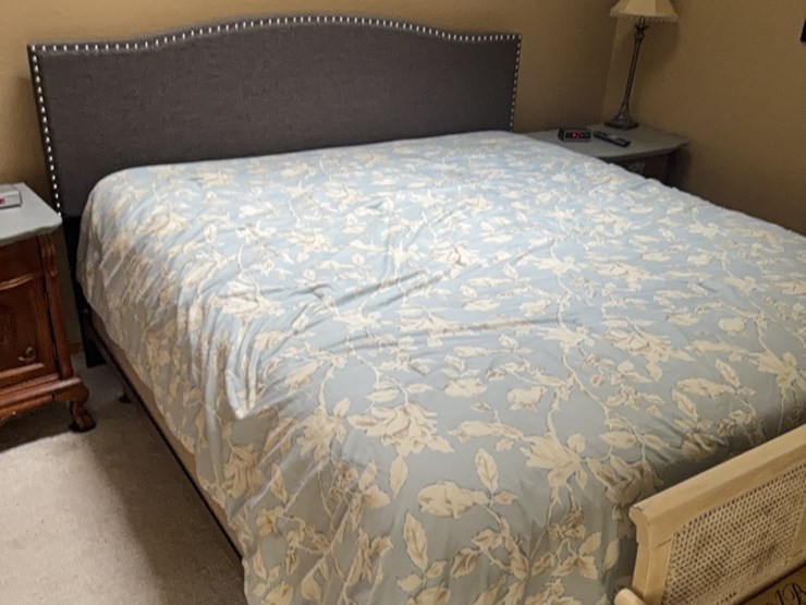 king-size-bed,-with-boxspring-and-mattress-image-2