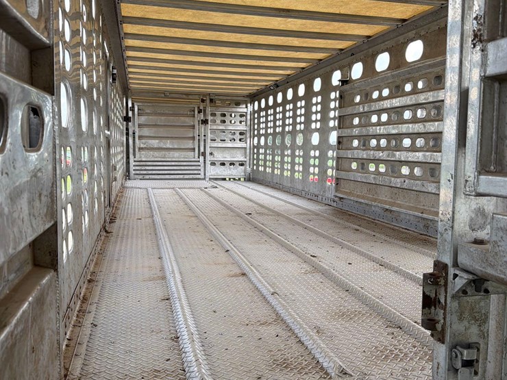 2014-wilson-livestock-trailer-image-12