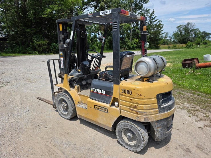caterpillar-fork-lift-image-7