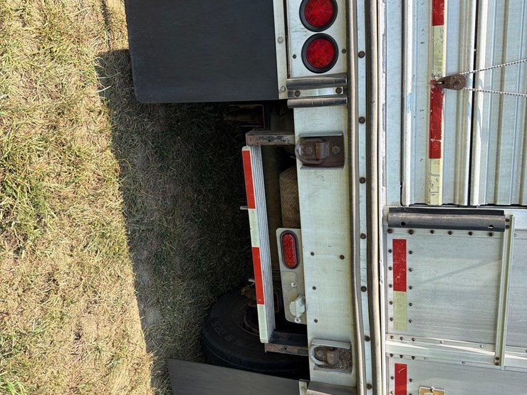 2016-merrit-102"-x-48ft-semi-livestock-trailer-image-52