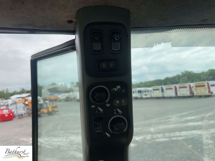 new-holland-tv140-image-29