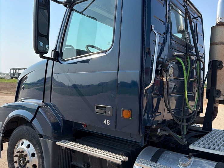 2005-volvo-semi-truck-image-20