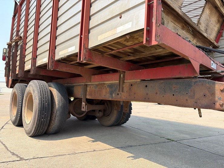h&s-18ft-rear-unload-silage-wagon-image-7