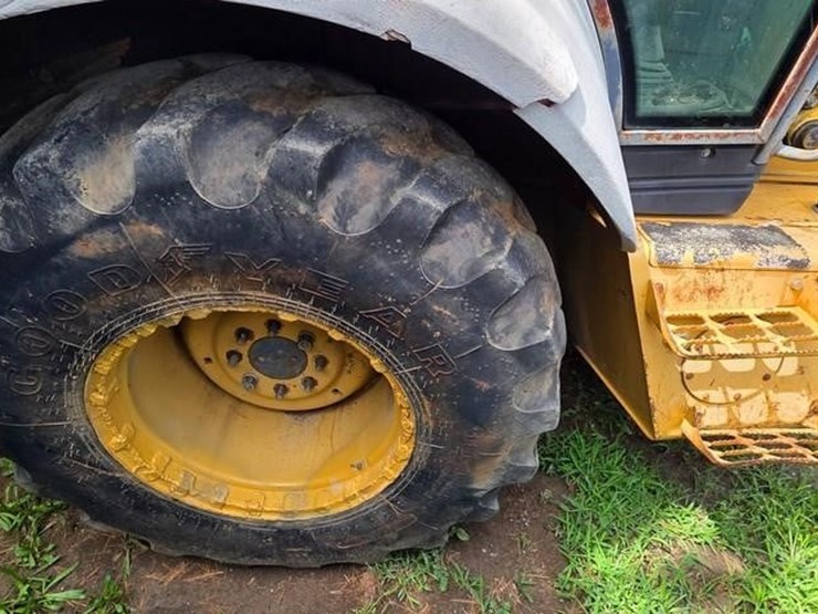 new-holland-555e-image-11