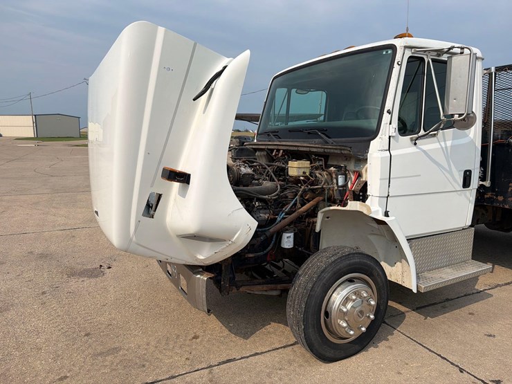 2000-freightliner-fl60-image-40