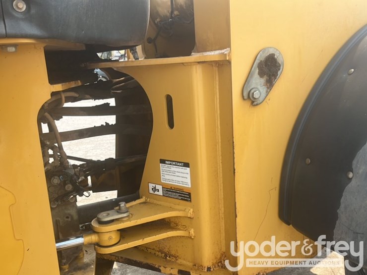 2014-deere-624k-image-28