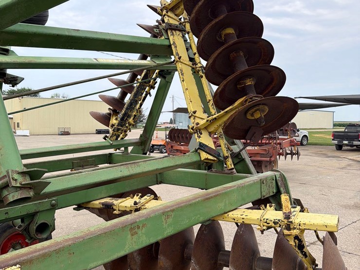 john-deere-330-image-9