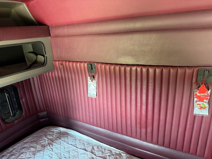 2010-kenworth-t660-image-44