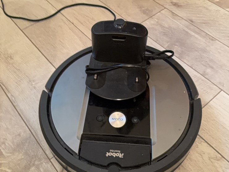 robot-roomba-automatic-cleaning-vacuum-cleaner-image-4