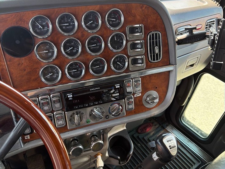 2007-peterbilt-379-image-37