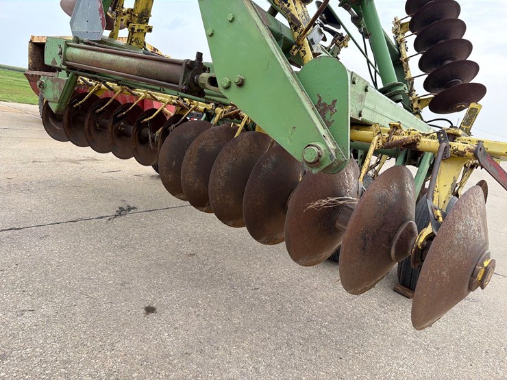 john-deere-330-image-22