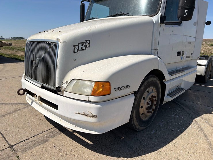 1999-volvo-vn-image-15