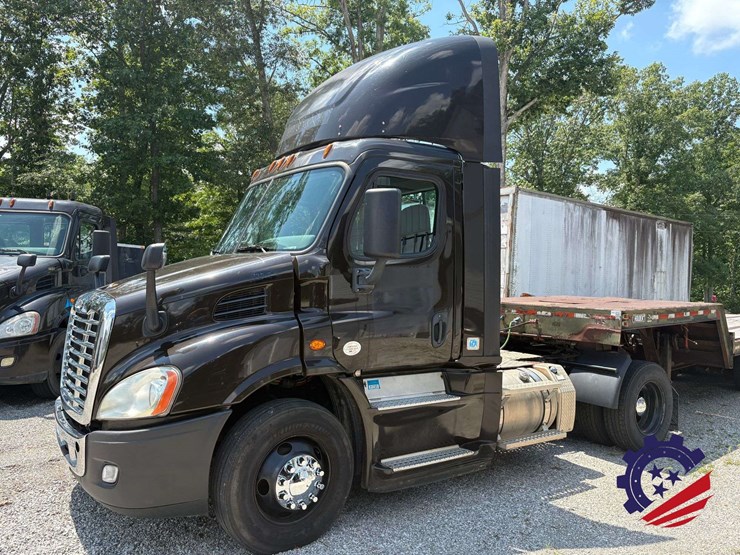 2016-freightliner-cascadia-113-image-1