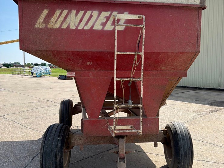 lundell-350-bushel-gravity-wagon-image-2
