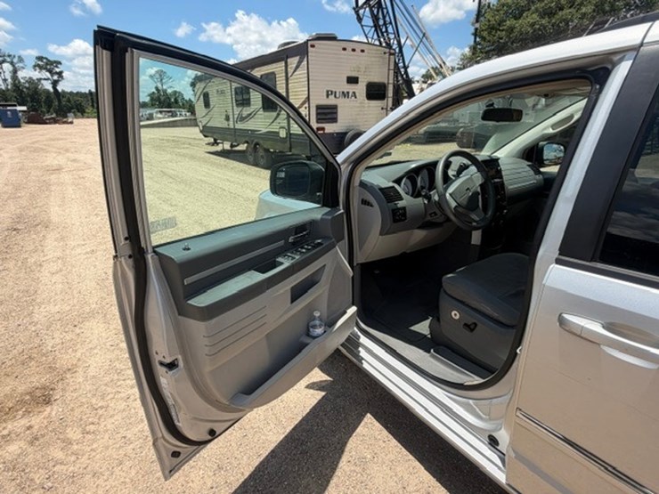 2009-dodge-grand-caravan-sxt-image-38