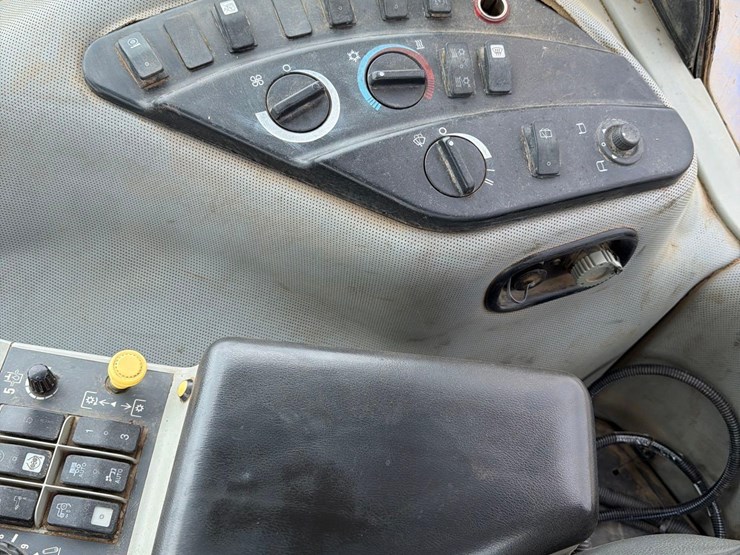 2009-new-holland-t8050-image-43