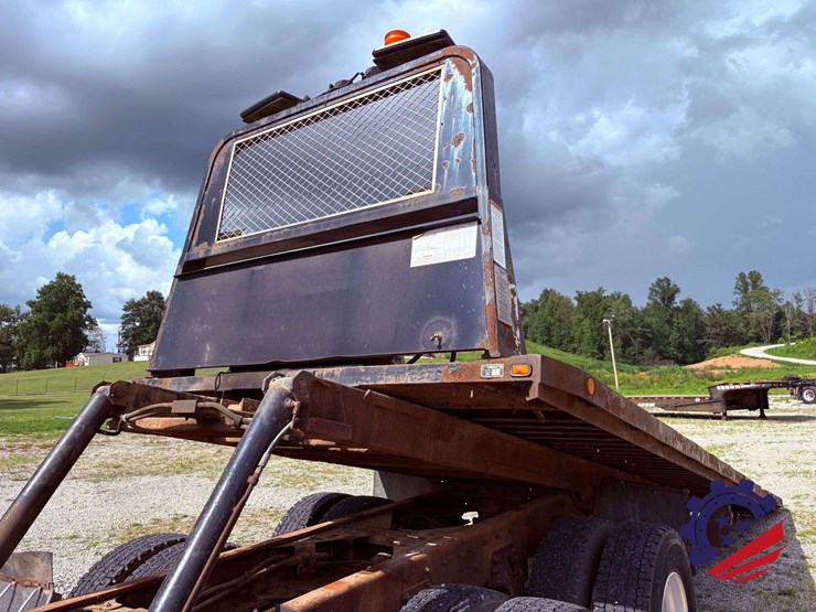 2006-freightliner-m2-106-image-84