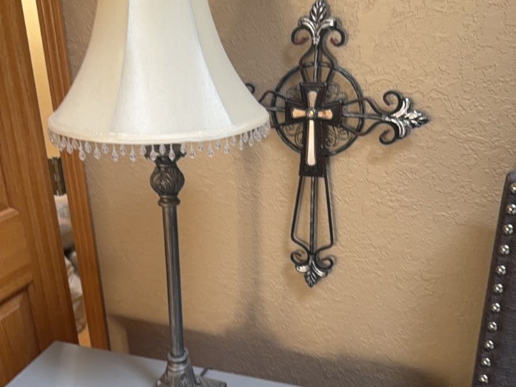 matching-set-of-two-lamps,-also-included-is-decorative-cross-and-2-clock-radios-image-2