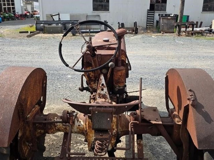 silver-king-tractor-(not-running)-106-image-11