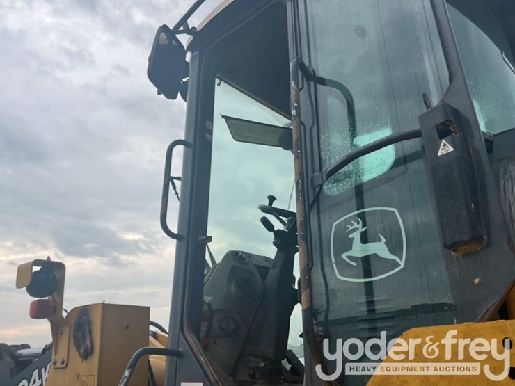 2014-deere-624k-image-54