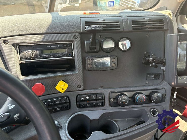 2016-freightliner-cascadia-113-image-52