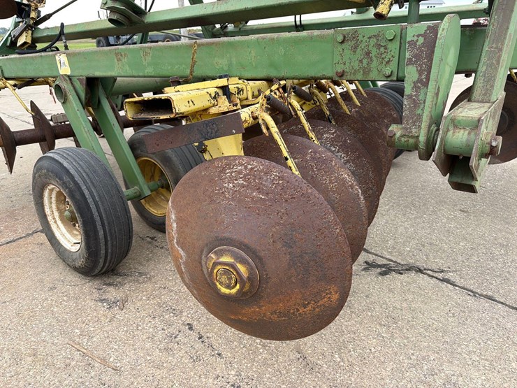 john-deere-330-image-6