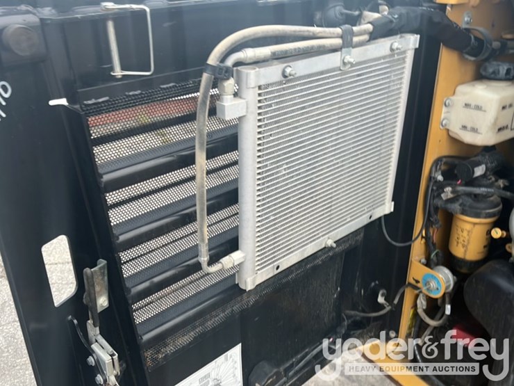 2019-caterpillar-242d-image-34