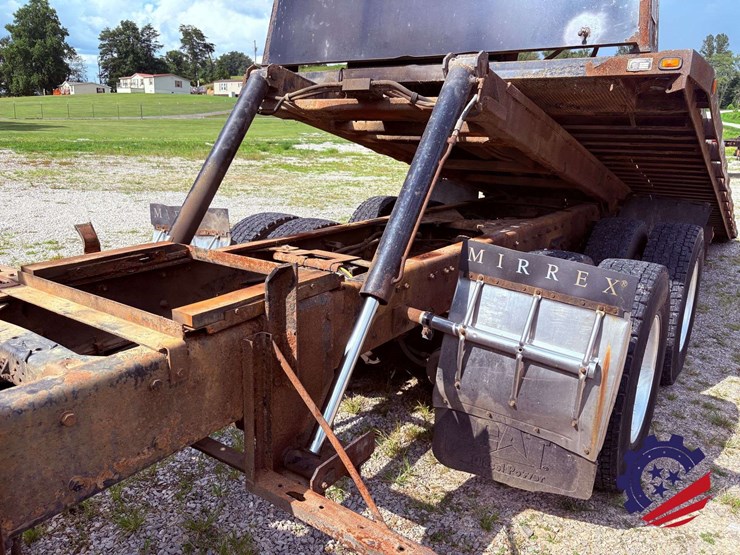 2006-freightliner-m2-106-image-83