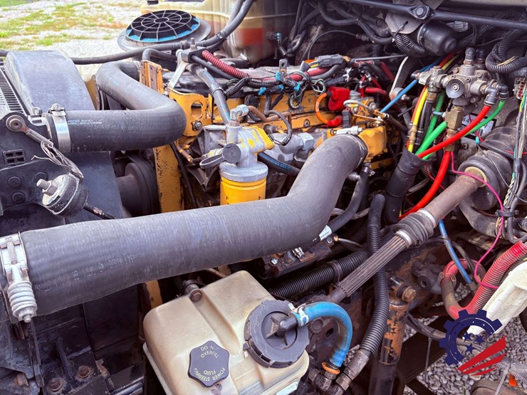 2006-freightliner-m2-106-image-33