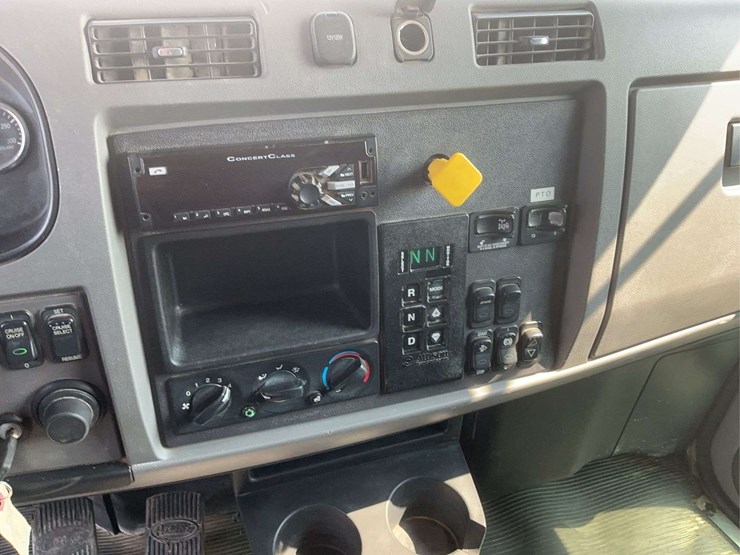 2017-peterbilt-348-image-12