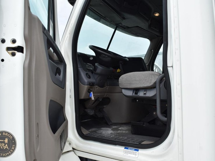 2011-freightliner-cascadia-113-image-37